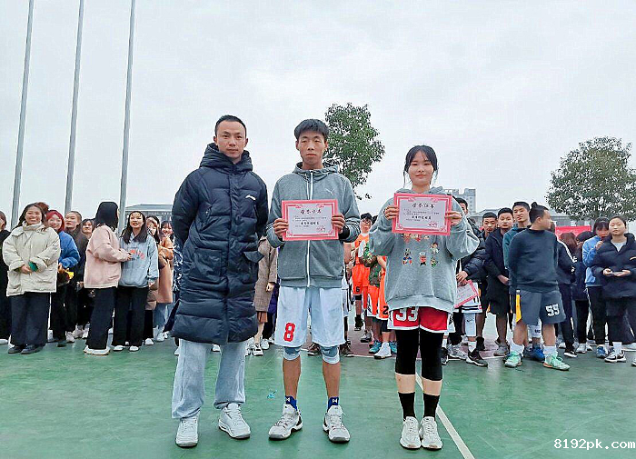 公共课教研部陈德炜老师为最有价值球员颁奖.png